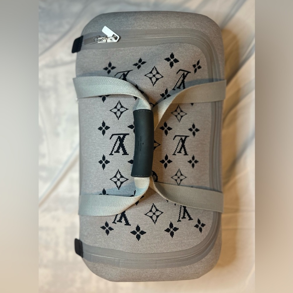 LOUIS VUITTON Horizon Soft 2R55 Authentic in good condition.